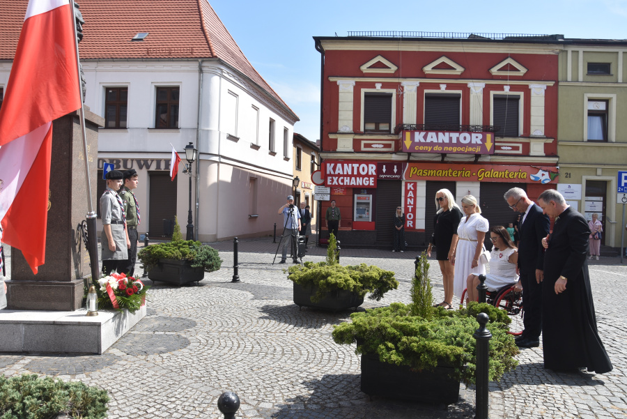 Oddali hołd bohaterom. Kwiaty i znicze pod pomnikiem Józefa Piłsudskiego