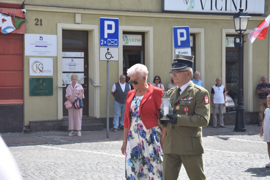 Oddali hołd bohaterom. Kwiaty i znicze pod pomnikiem Józefa Piłsudskiego