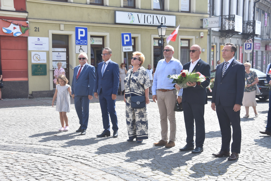 Oddali hołd bohaterom. Kwiaty i znicze pod pomnikiem Józefa Piłsudskiego