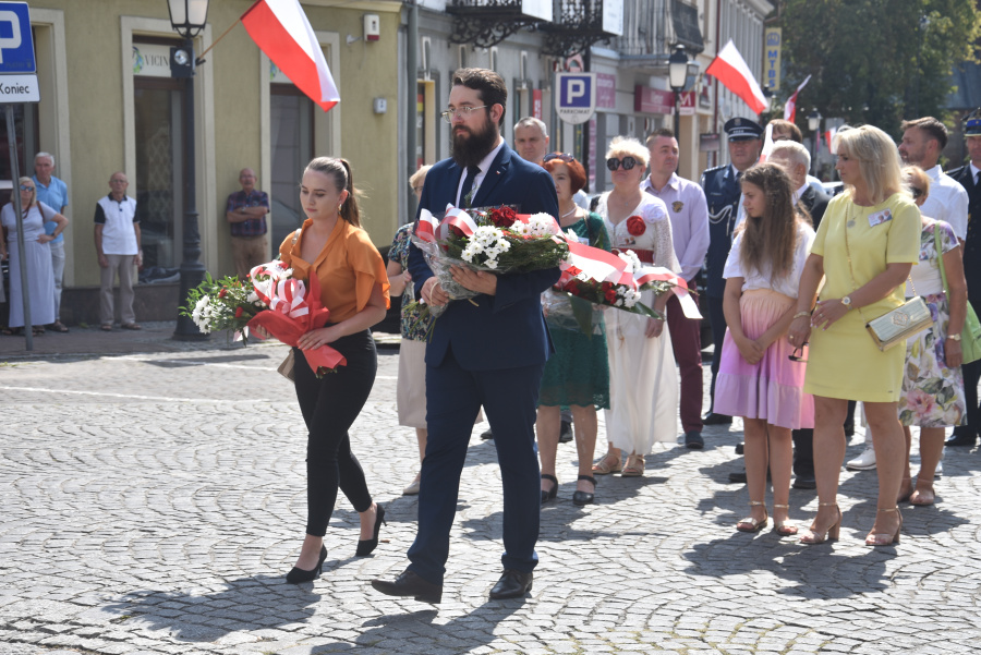 Oddali hołd bohaterom. Kwiaty i znicze pod pomnikiem Józefa Piłsudskiego