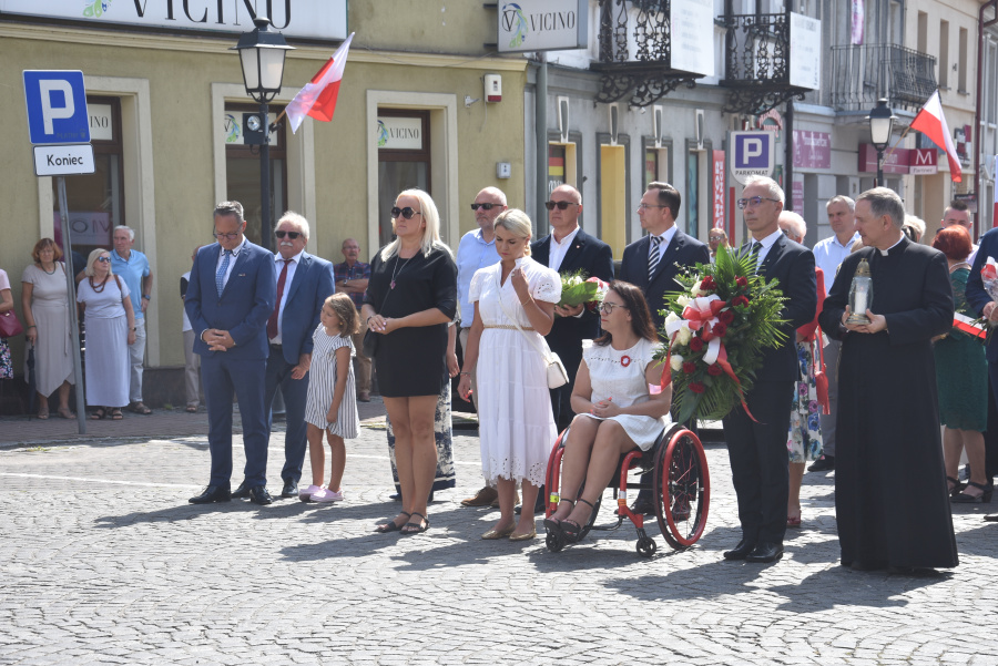 Oddali hołd bohaterom. Kwiaty i znicze pod pomnikiem Józefa Piłsudskiego