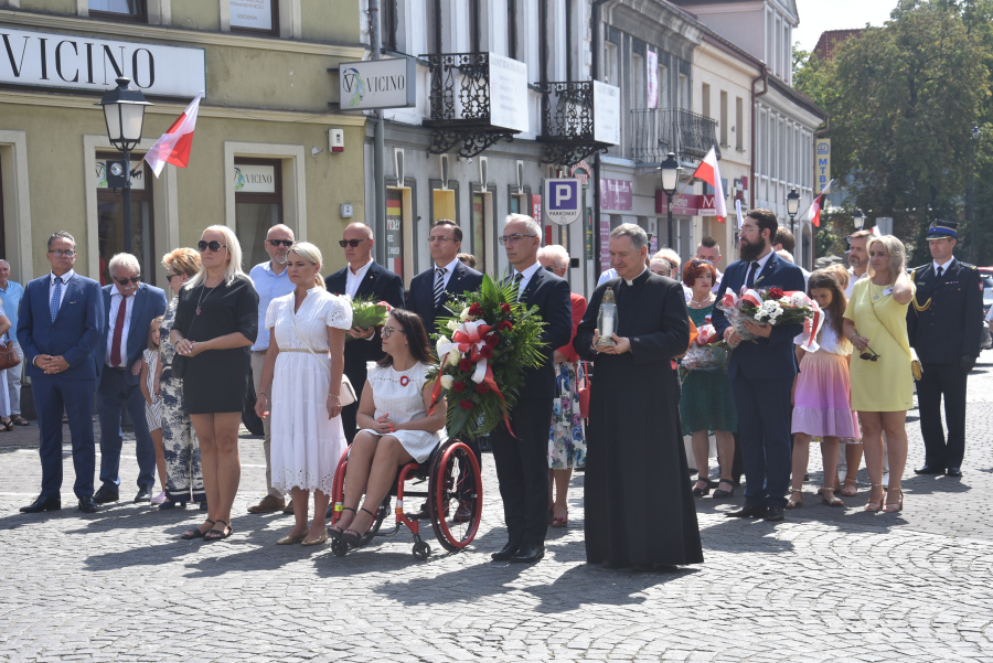 Oddali hołd bohaterom. Kwiaty i znicze pod pomnikiem Józefa Piłsudskiego