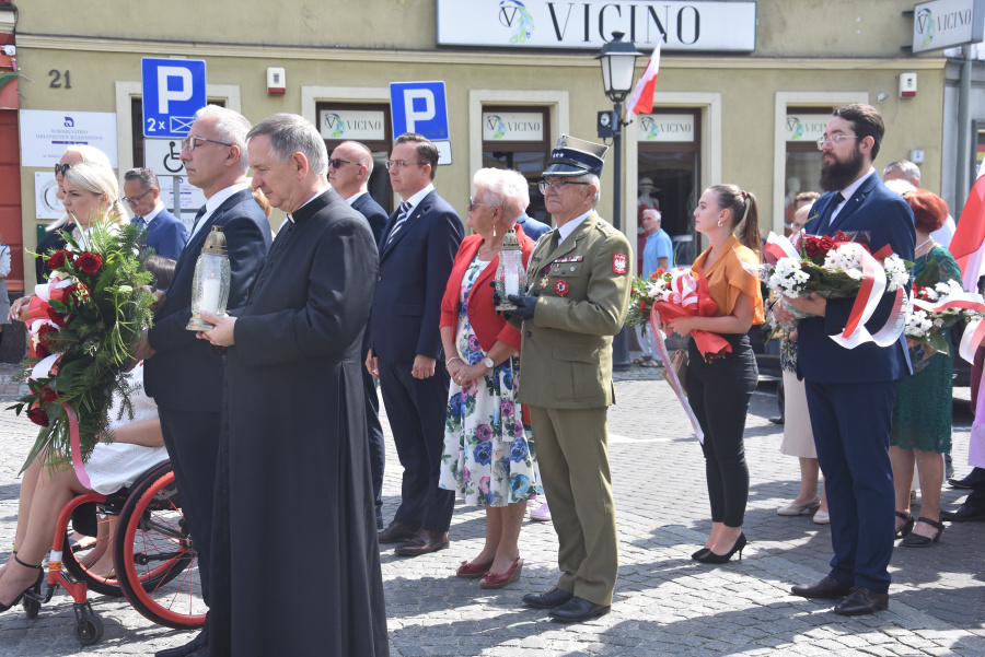 Oddali hołd bohaterom. Kwiaty i znicze pod pomnikiem Józefa Piłsudskiego