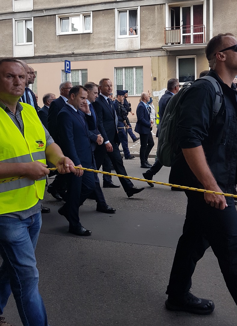 Patrioci z powiatu konińskiego pojechali na Westerplatte. Nieśli 85-metrową flagę