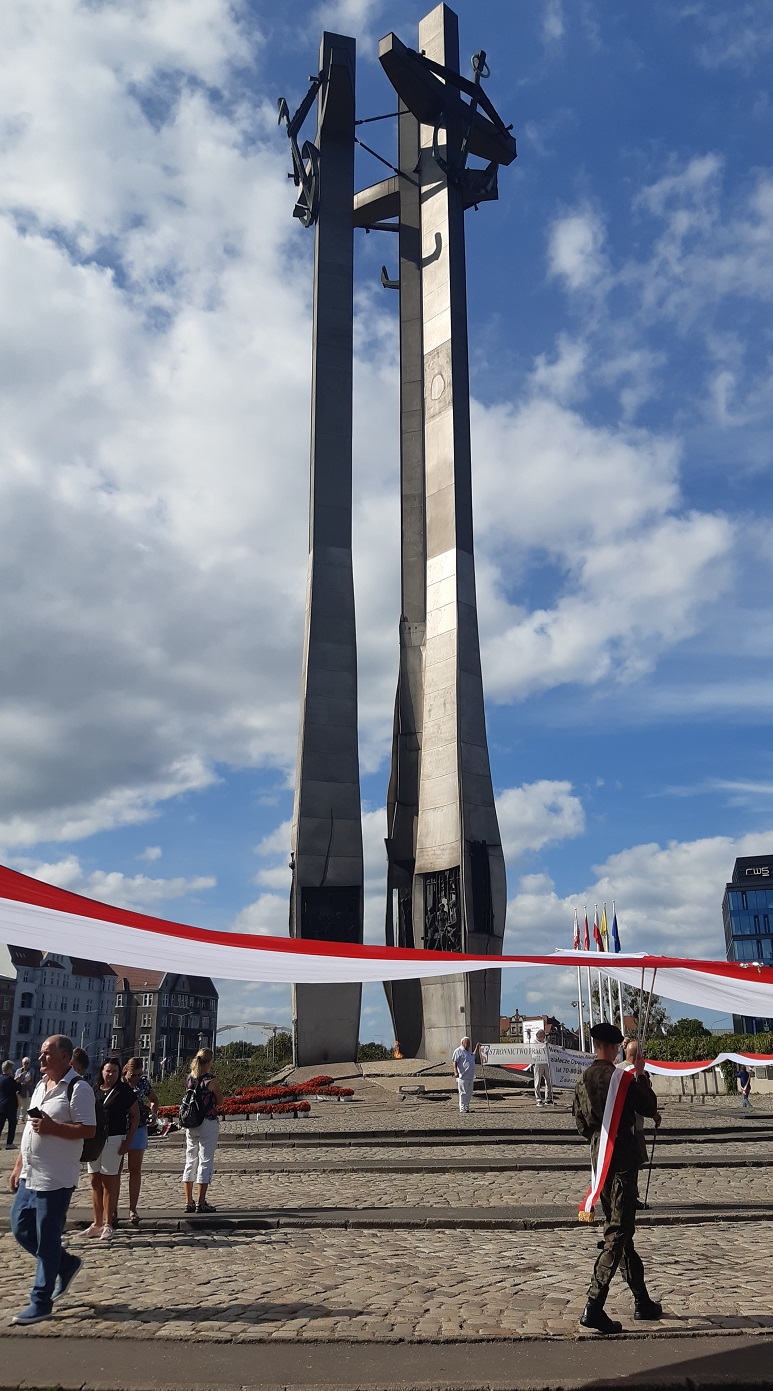 Patrioci z powiatu konińskiego pojechali na Westerplatte. Nieśli 85-metrową flagę
