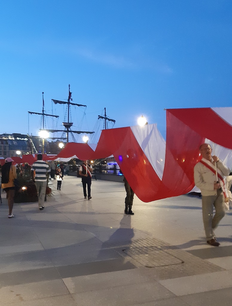 Patrioci z powiatu konińskiego pojechali na Westerplatte. Nieśli 85-metrową flagę
