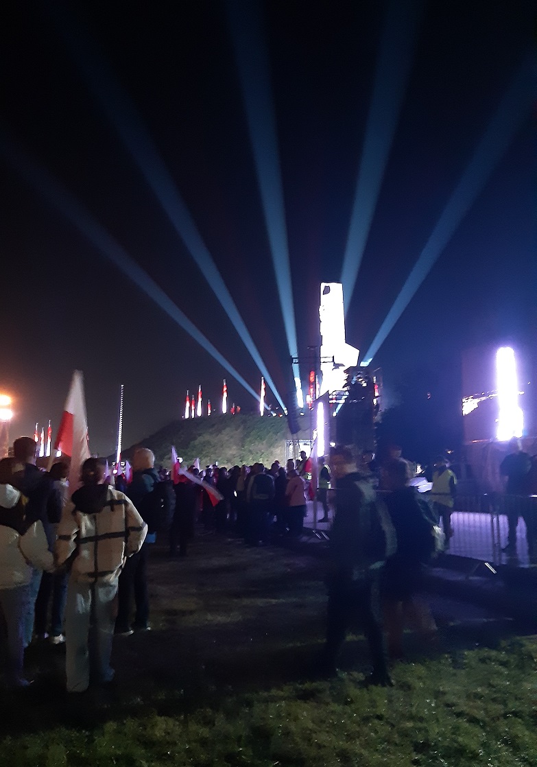 Patrioci z powiatu konińskiego pojechali na Westerplatte. Nieśli 85-metrową flagę