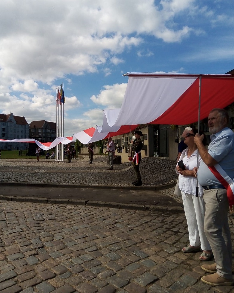 Patrioci z powiatu konińskiego pojechali na Westerplatte. Nieśli 85-metrową flagę