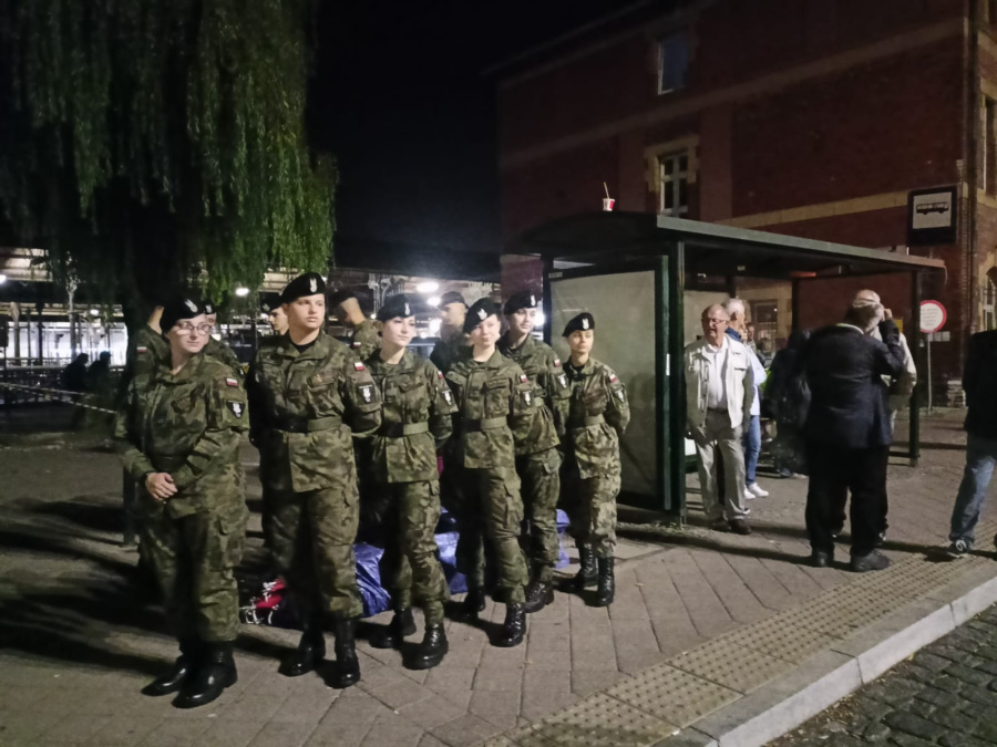 Patrioci z powiatu konińskiego pojechali na Westerplatte. Nieśli 85-metrową flagę