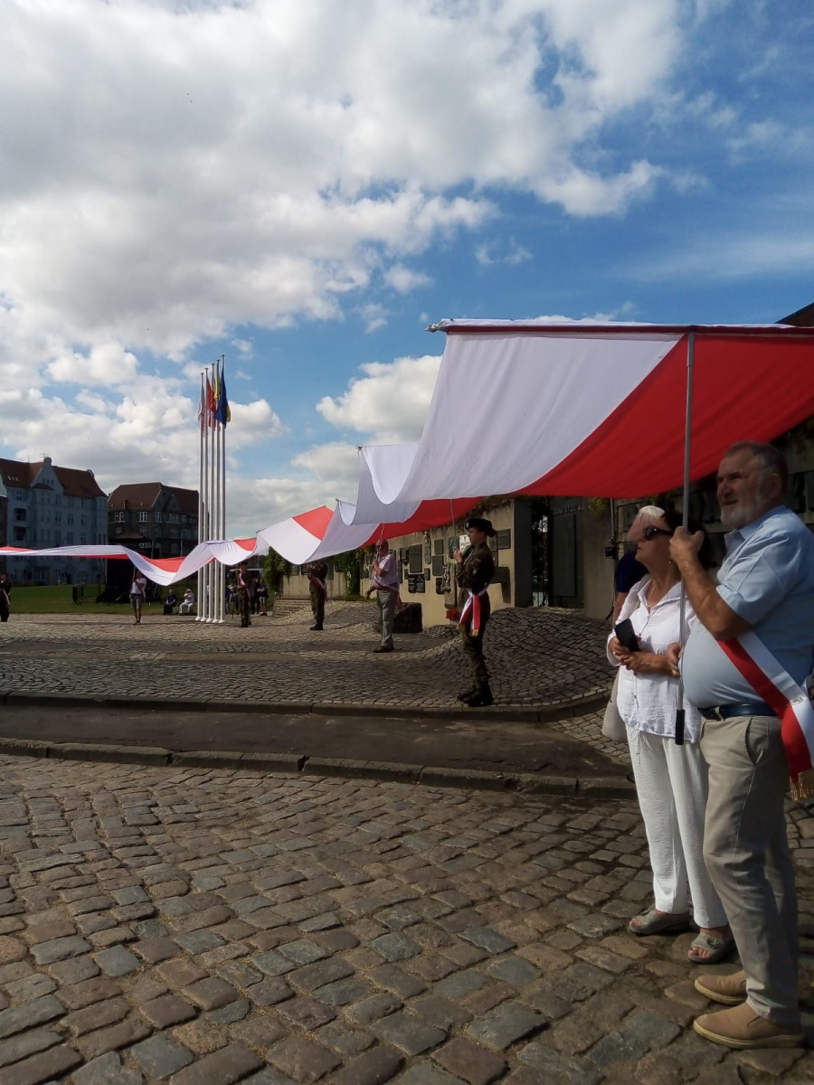 Patrioci z powiatu konińskiego pojechali na Westerplatte. Nieśli 85-metrową flagę