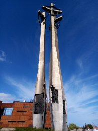 Patrioci z powiatu konińskiego pojechali na Westerplatte. Nieśli 85-metrową flagę