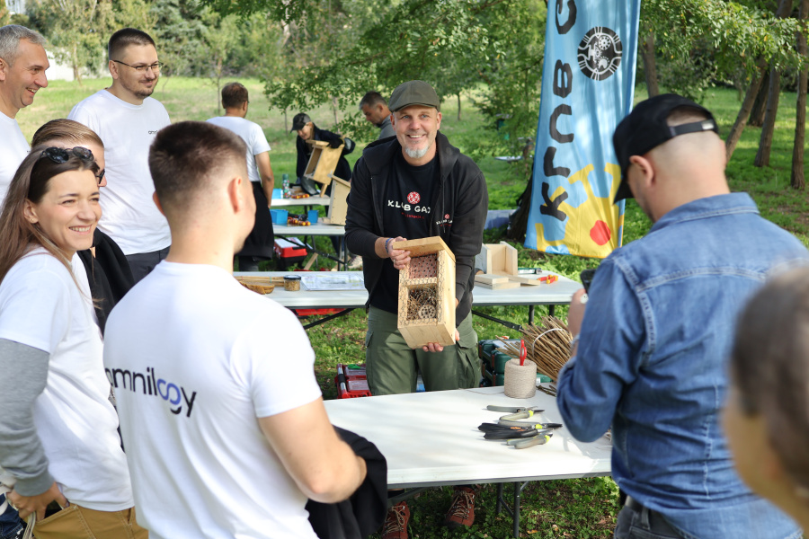 Sadzili drzewa i budowali domki. Akcja edukacyjna w Miejskim Sadzie