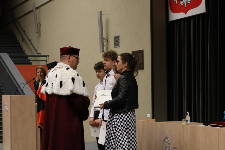 Przygotowują się do studiów. Inauguracja Klas Akademickich ANS w Koninie