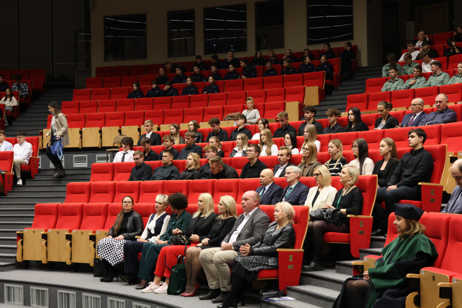 Przygotowują się do studiów. Inauguracja Klas Akademickich ANS w Koninie
