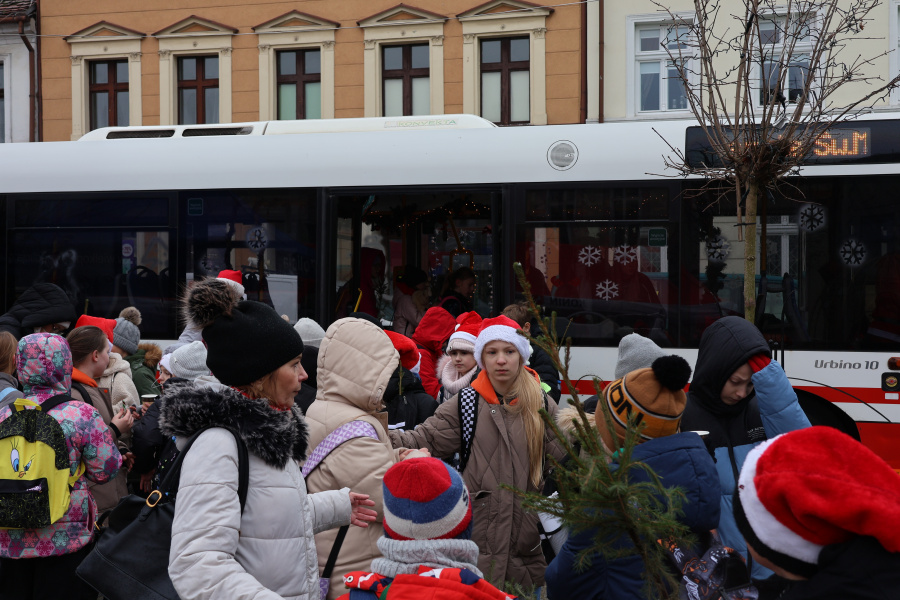 Choinka w Koninie już świeci. Jarmark Świętego Mikołaja