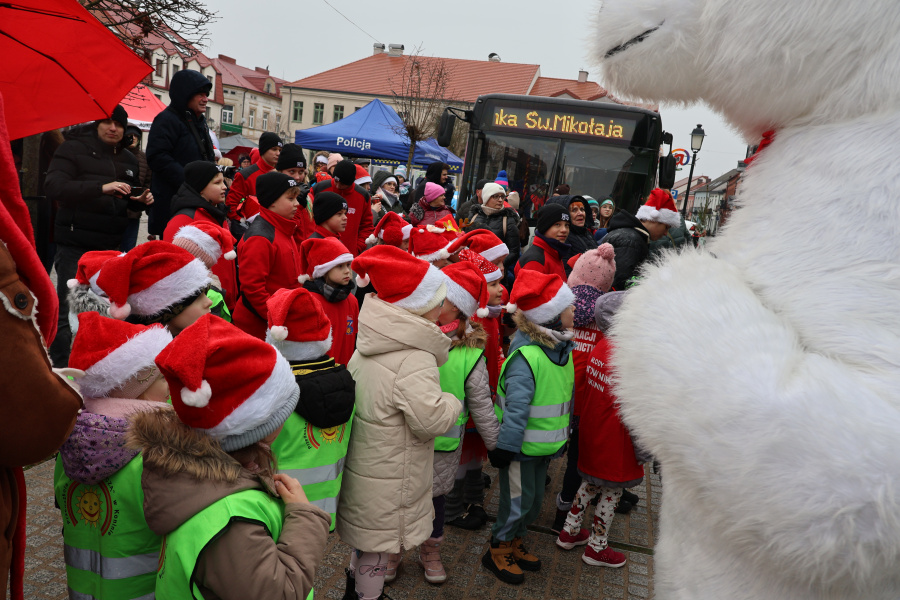 Choinka w Koninie już świeci. Jarmark Świętego Mikołaja