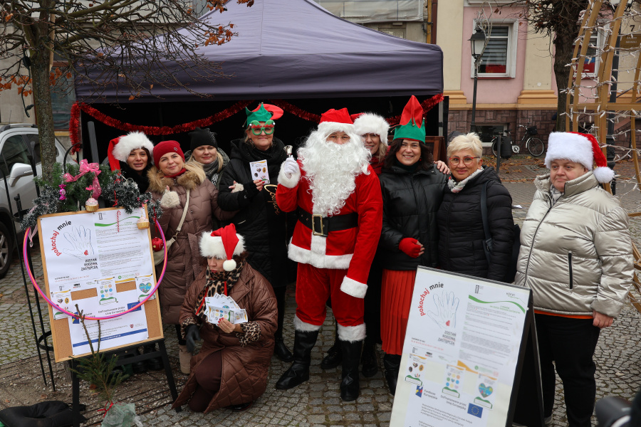 Choinka w Koninie już świeci. Jarmark Świętego Mikołaja