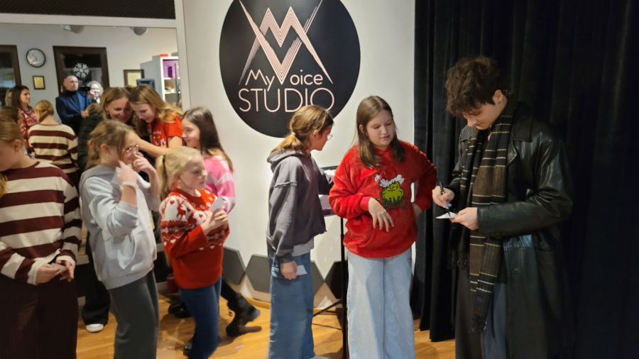 Mikołaj Przybylski dostał wyjątkową statuetkę. Odwiedził Studio My Voice w Starym Mieście