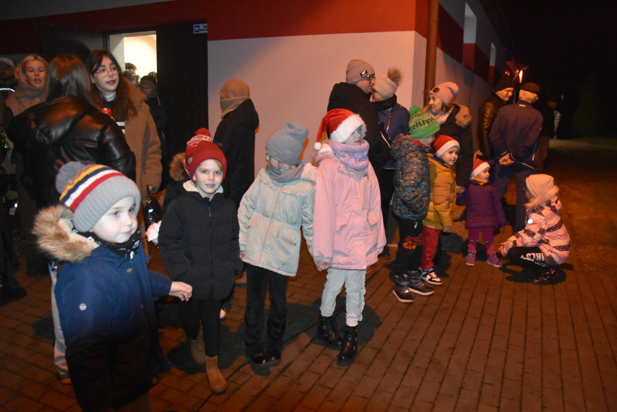 Były grzeczne, dostały prezenty. Mikołaj przyjechał bryczką