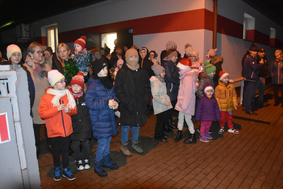 Były grzeczne, dostały prezenty. Mikołaj przyjechał bryczką