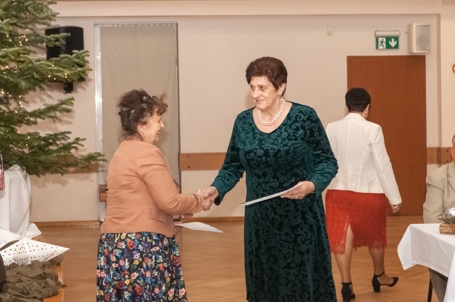 Seniorzy powiatu konińskiego na wigilijnym spotkaniu. Otrzymali album o pozytywnej energii i wielkiej pracowitości