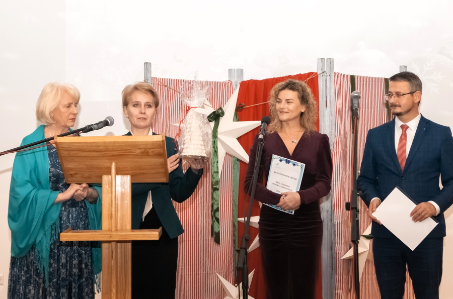 Seniorzy powiatu konińskiego na wigilijnym spotkaniu. Otrzymali album o pozytywnej energii i wielkiej pracowitości