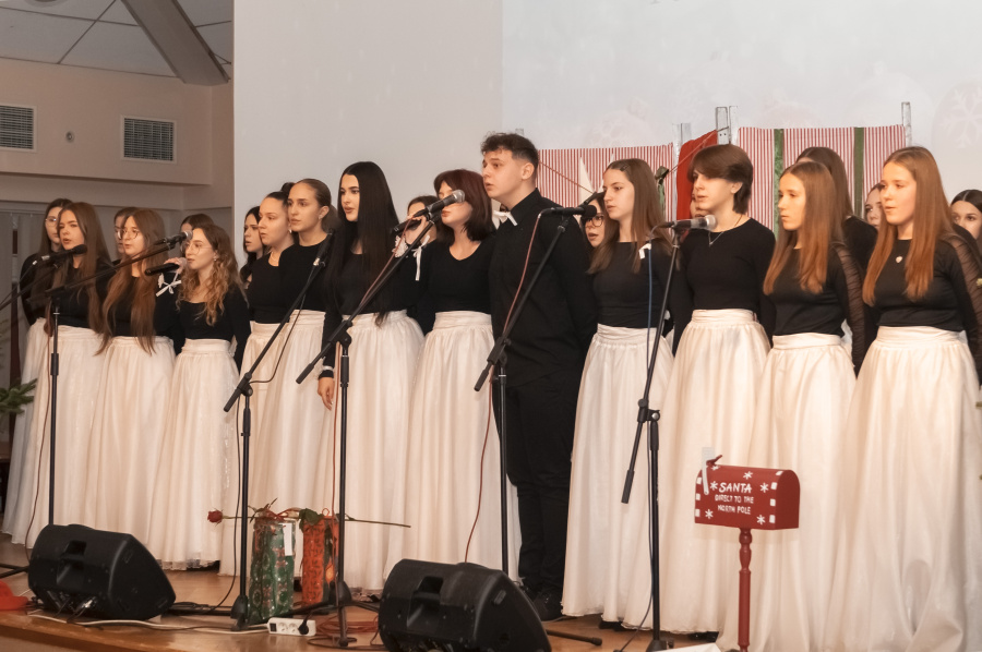 Seniorzy powiatu konińskiego na wigilijnym spotkaniu. Otrzymali album o pozytywnej energii i wielkiej pracowitości