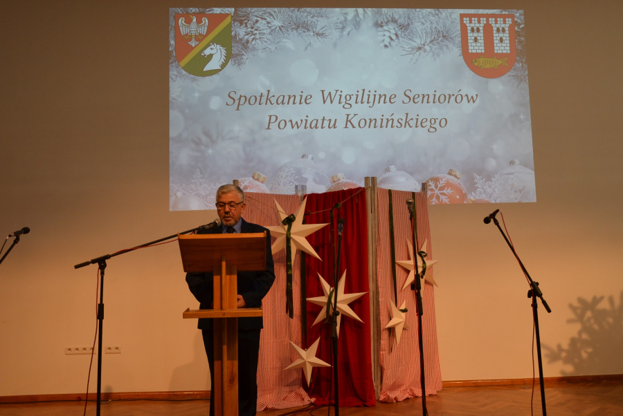 Seniorzy powiatu konińskiego na wigilijnym spotkaniu. Otrzymali album o pozytywnej energii i wielkiej pracowitości
