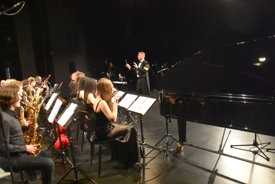 Orkiestra PAK KWB Konin i Waldemar Malicki. Koncert pełen wirtuozerii