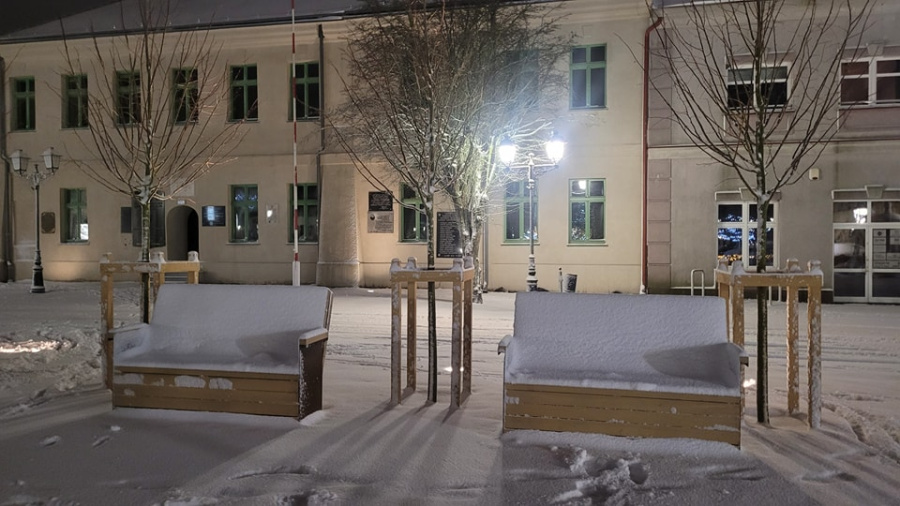 Sypnęło śniegiem. Mieszkańcy ulepili bałwany i wyciągnęli sanki