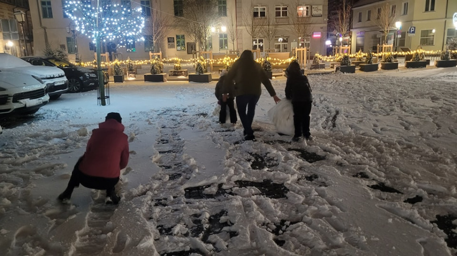 Sypnęło śniegiem. Mieszkańcy ulepili bałwany i wyciągnęli sanki