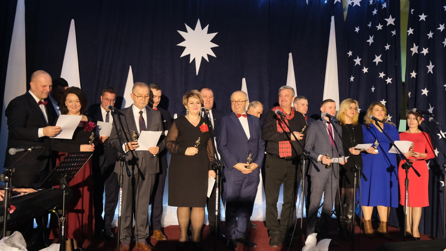 Samorządowcy też potrafią śpiewać. Kolędowali w szkole podstawowej w Kramsku