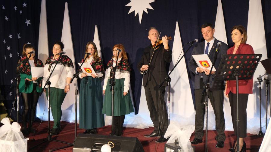 Samorządowcy też potrafią śpiewać. Kolędowali w szkole podstawowej w Kramsku