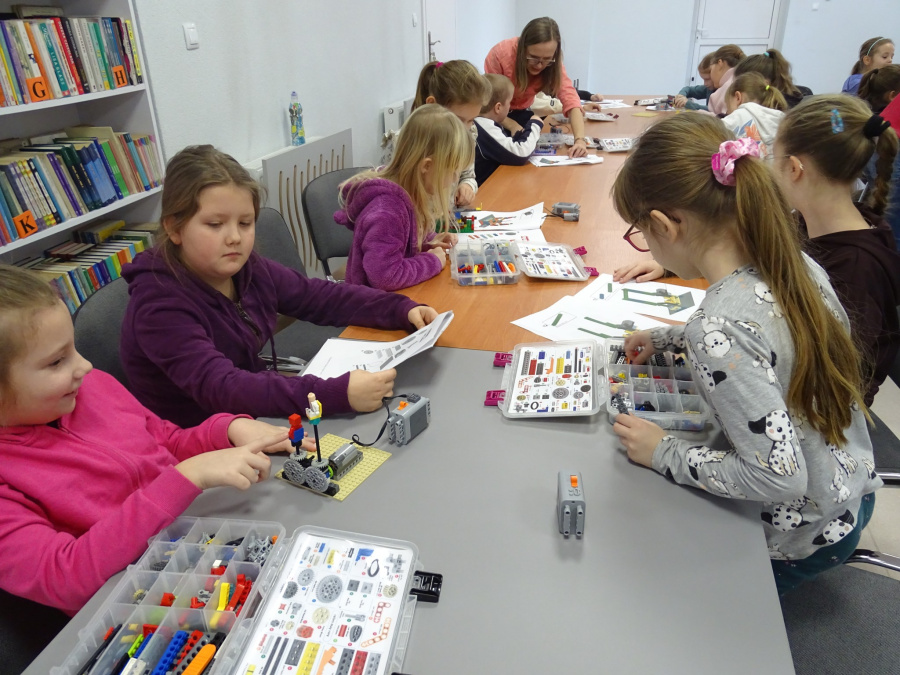 „Ferie pełne frajdy już za nami!” W bibliotece bawiło się prawie 200 dzieci
