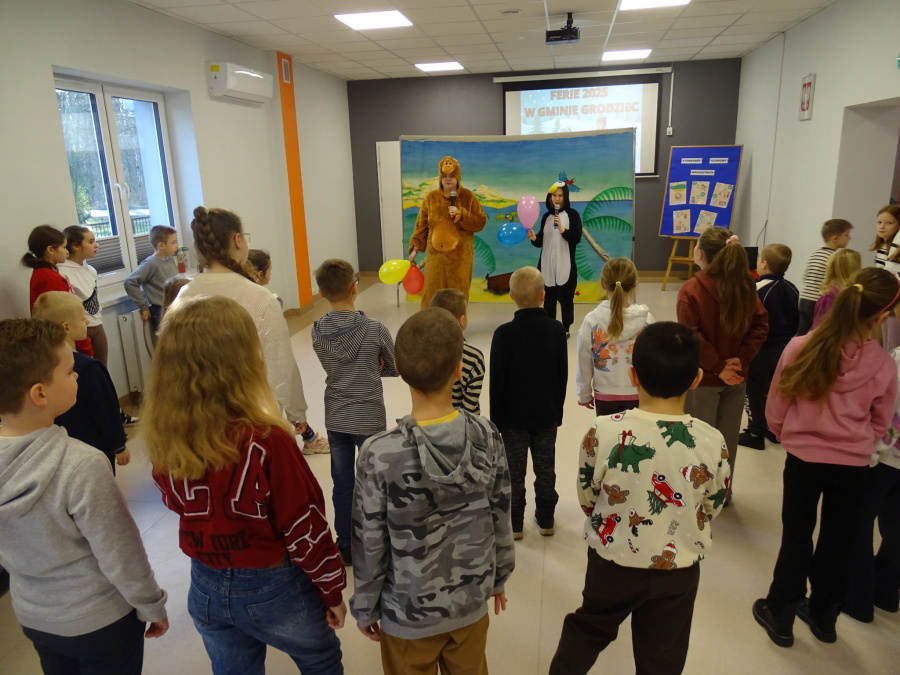 „Ferie pełne frajdy już za nami!” W bibliotece bawiło się prawie 200 dzieci