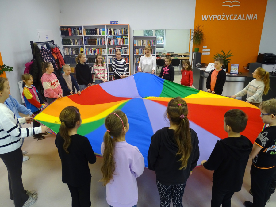 „Ferie pełne frajdy już za nami!” W bibliotece bawiło się prawie 200 dzieci
