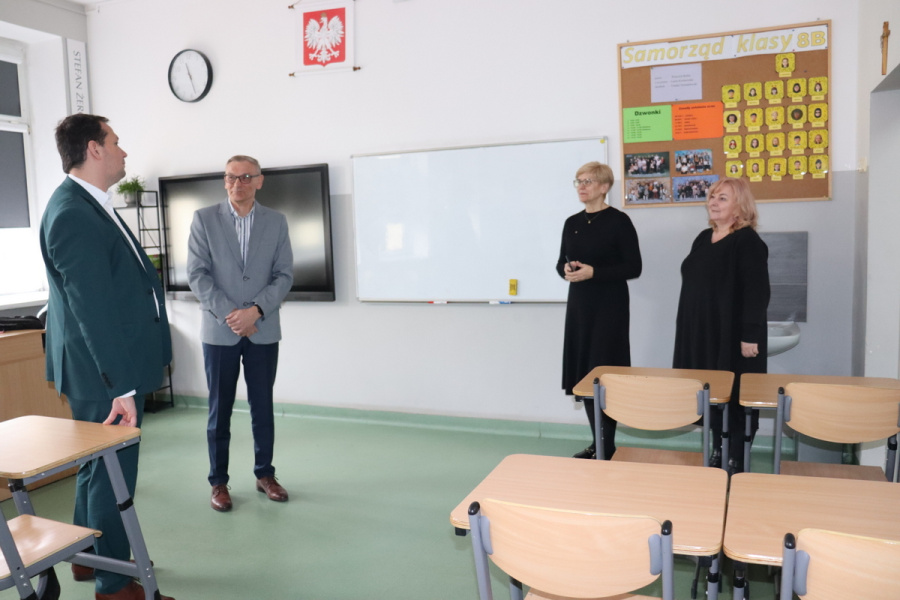 Kurator odwiedził placówki w powiecie. Rozmawiał z dyrektorami o inwestycjach