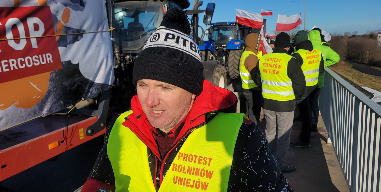 Protest rolników na wiadukcie nad autostradą