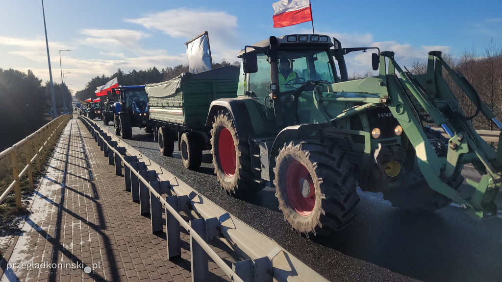 Protest rolników na wiadukcie nad autostradą