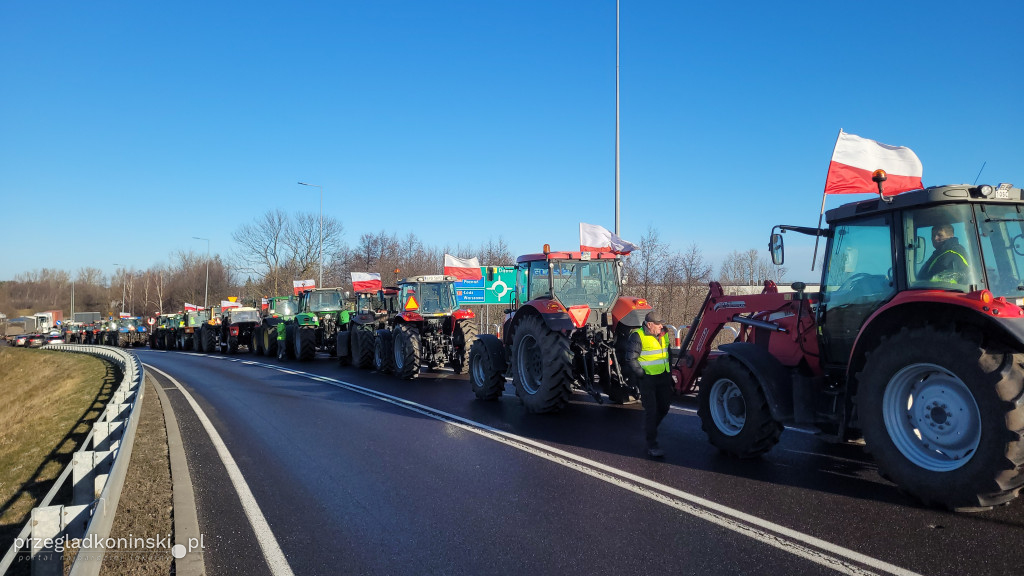Protest rolników na wiadukcie nad autostradą