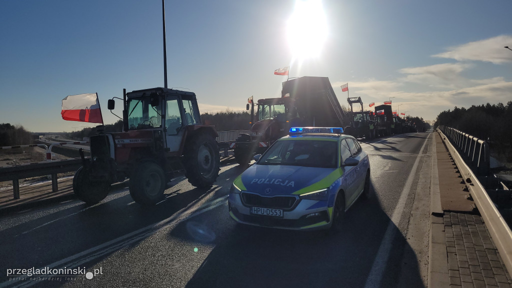 Protest rolników na wiadukcie nad autostradą