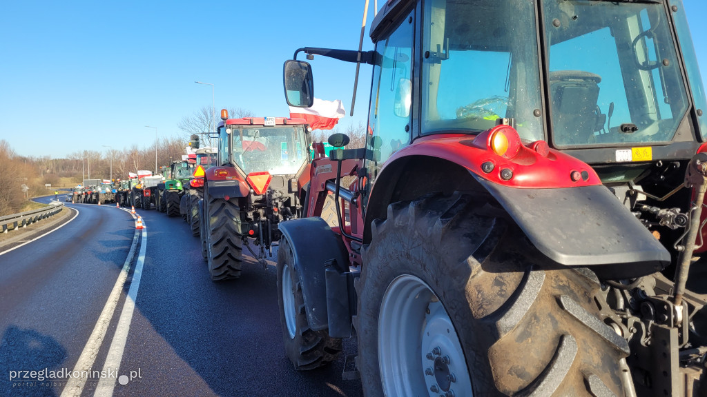 Protest rolników na wiadukcie nad autostradą