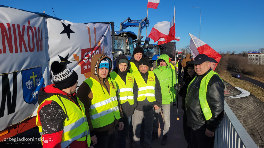 Protest rolników na wiadukcie nad autostradą
