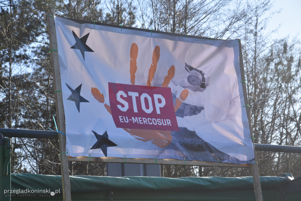 Protest rolników na wiadukcie nad autostradą