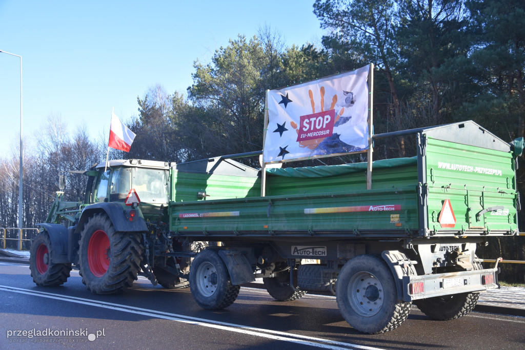 Protest rolników na wiadukcie nad autostradą