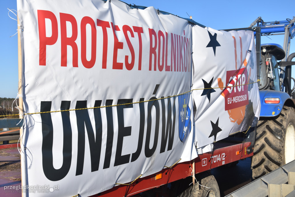 Protest rolników na wiadukcie nad autostradą