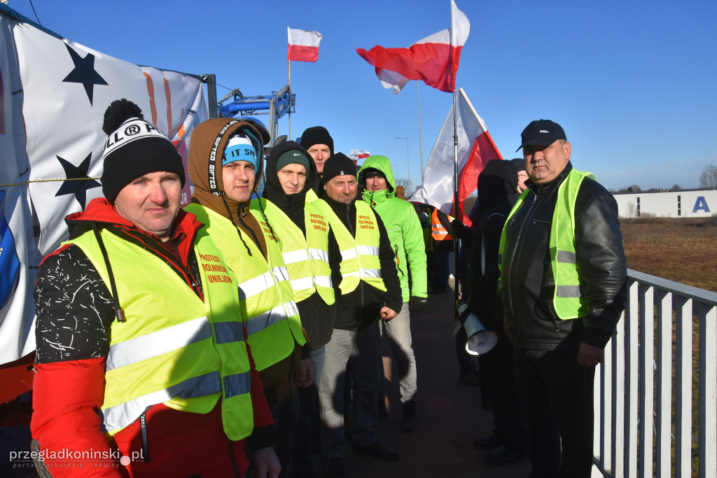 Protest rolników na wiadukcie nad autostradą