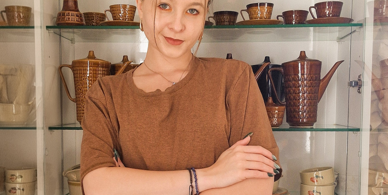 Kolekcjonuje różne przedmioty z czasów PRL-u