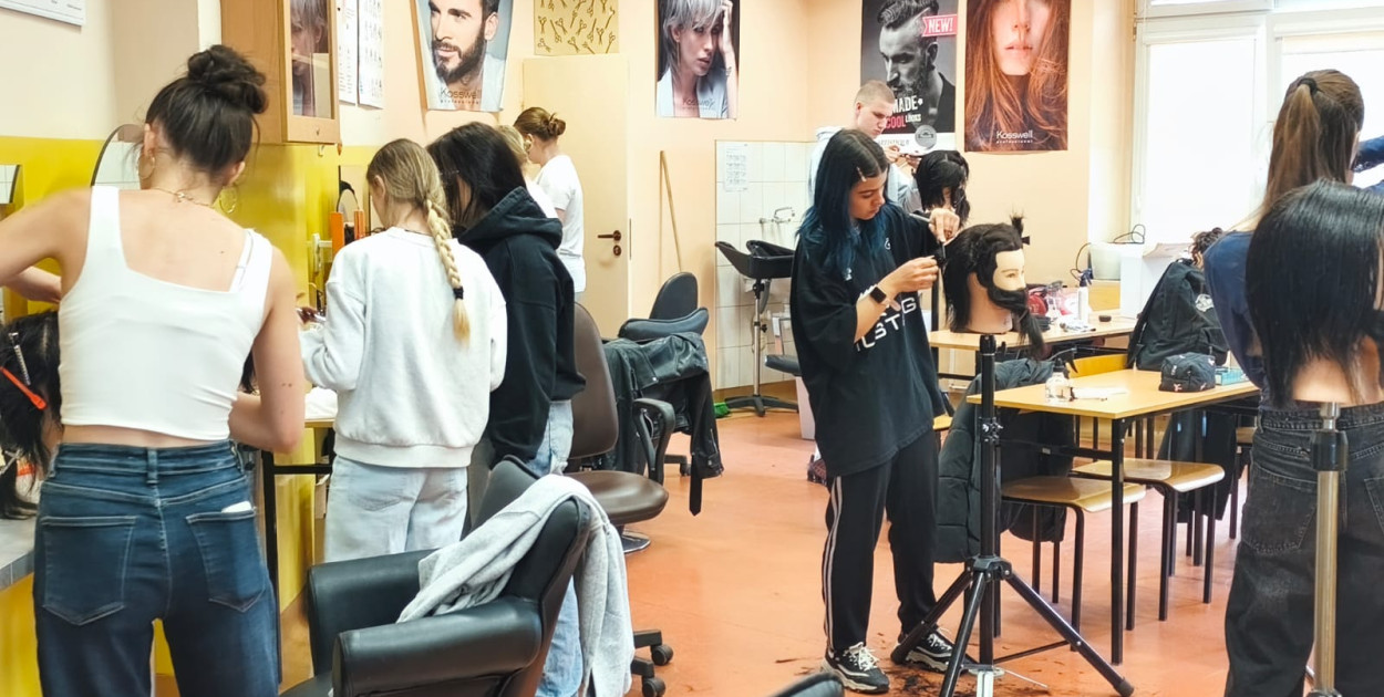 Uczniowie Zespołu Szkół Technicznych w Koninie na kursie barberskim
