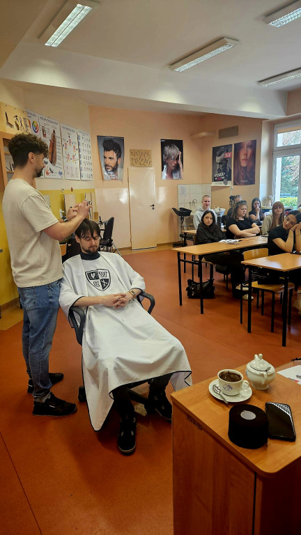 Uczniowie Zespołu Szkół Technicznych w Koninie na kursie barberskim